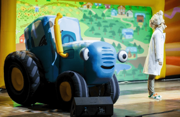 Синий трактор в городе